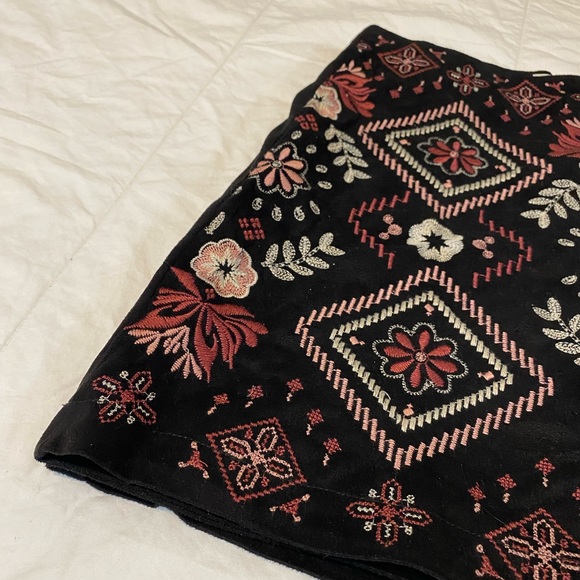 ANDREE BY UNIT Black and Pink Floral Mini Skirt - Picture 3 of 10